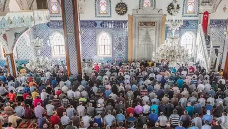 Cuma Hutbesi: Kainatın Her Köşesi Allah’ı Anlatır